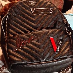 Mini vs back pack with chain